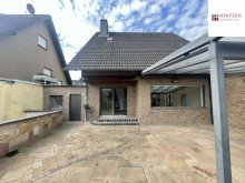 Gartenansicht Gro�es Einfamilienhaus mit Garten und Garage in Bedburg