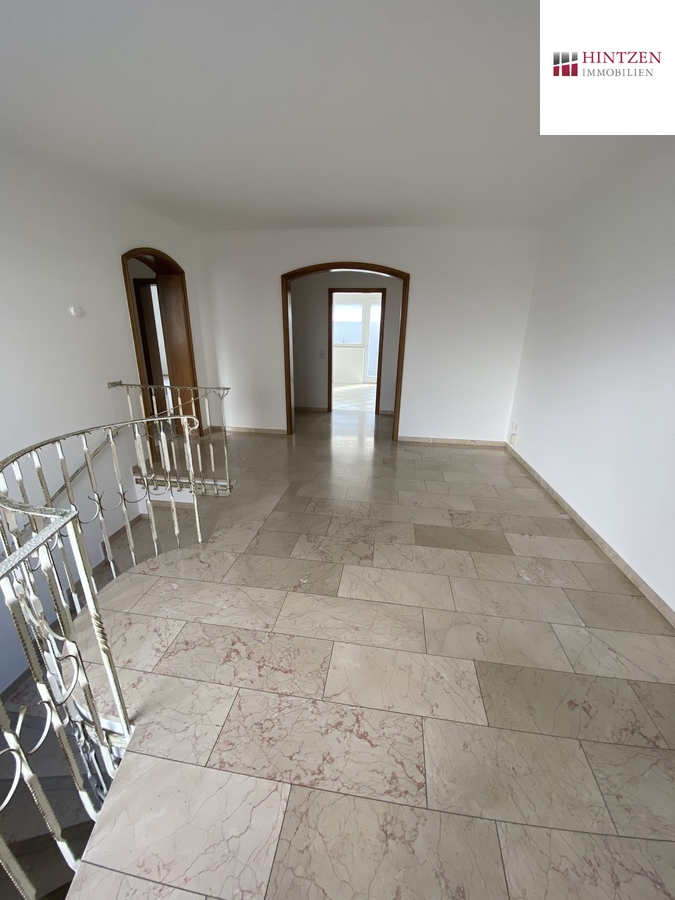 Diele mit K�chenzugang und Kellerabgang Bungalow Grevenbroich