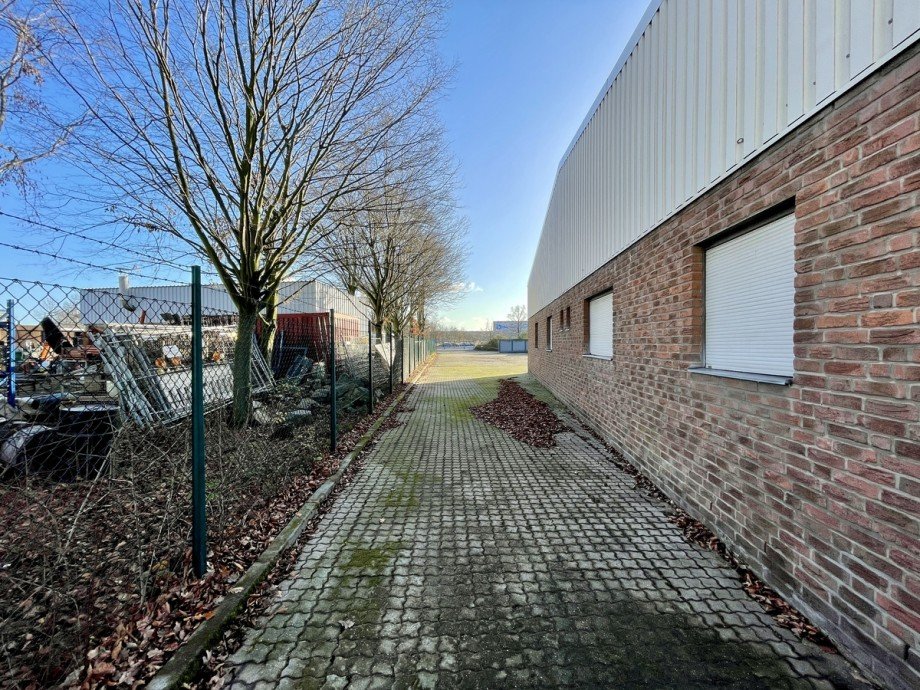 Zugang hinter die Halle Halle Grevenbroich