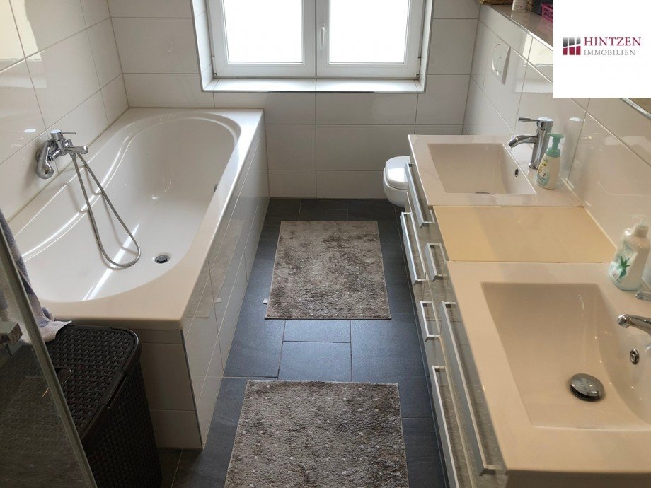 Badezimmer mit Dusche und Wanne Einfamilienhaus Grevenbroich