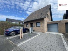Stra�enansicht Gro�es Einfamilienhaus mit Garten und Garage in Bedburg