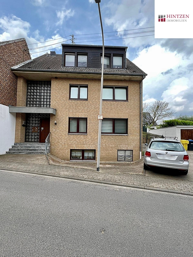Stra�enansicht Grevenbroich Dachgeschosswohnung Sanierte Dachgeschosswohnung in Grevenbroich-Hemmerden mit Balkon, Garten und Stellplatz.