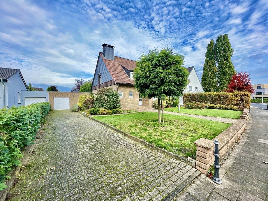 Einfahrt mit Garagen Haus Grevenbroich