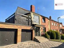Vorderseite Zweifamilienhaus mit zwei Garagen nahe dem Rhein in Dormagen / St�rzelberg.