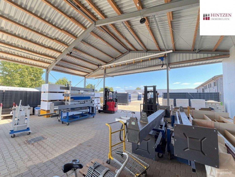 �berdachter Vorplatz Halle Grevenbroich