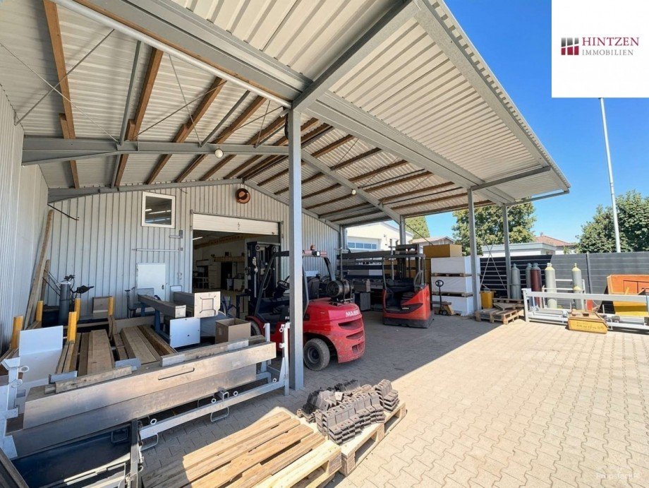 �berdachter Vorplatz Halle Grevenbroich