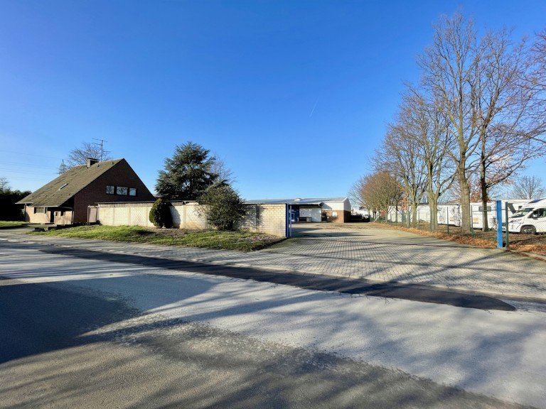 Stra�enansicht Grevenbroich - Grevenbroich Halle 3600qm Gewerbegrundst�ck mit Lagerhalle und Einfamilienhaus im Gewerbegebiet von Grevenbroich.