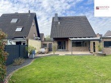 Gartenansicht Gro�es Einfamilienhaus mit Garten und Garage in Bedburg