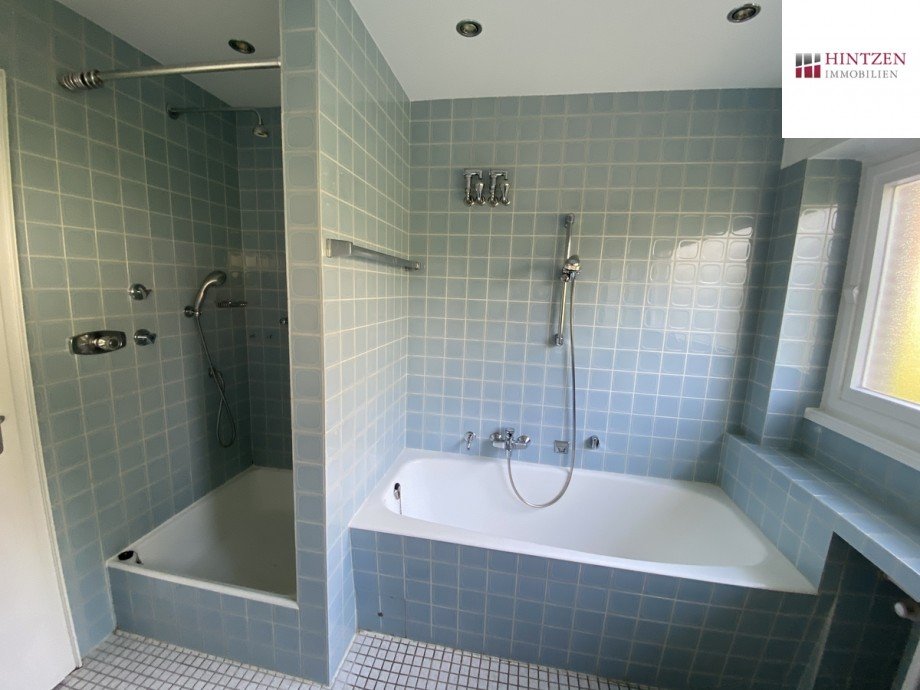 Badezimmer mit Dusche und Wanne Bungalow Grevenbroich