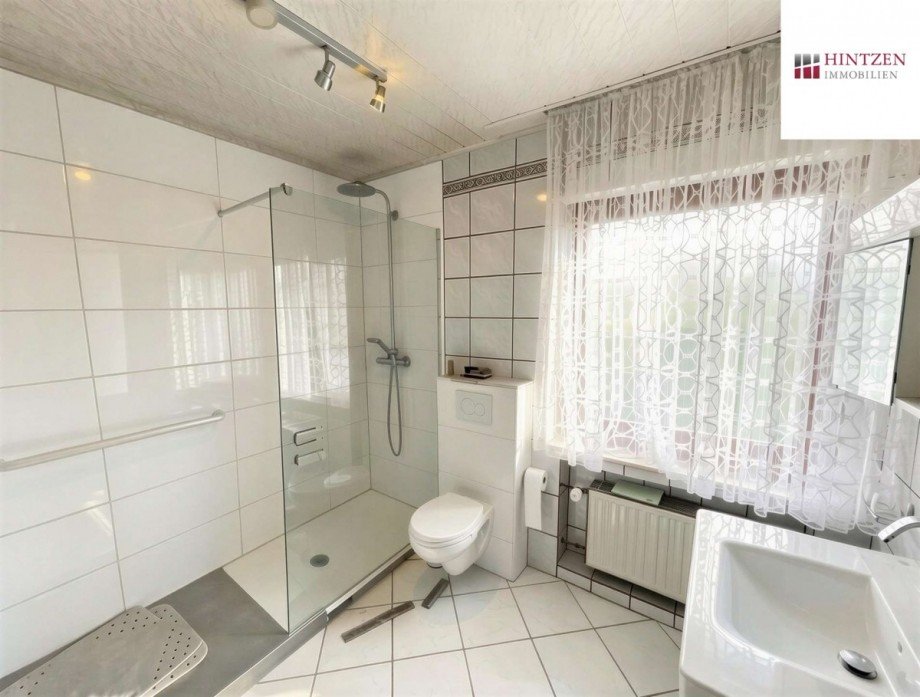 Badezimmer im OG Einfamilienhaus Grevenbroich