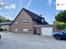 Stra�enansicht Immobilie in J�chen - Neuenhoven als Zwei oder Einfamilienhaus bewohnbar.