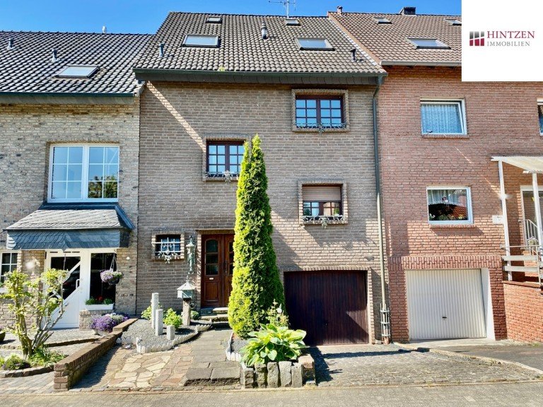 Stra�enansicht Grevenbroich - Noithausen Reihenmittelhaus Au�ergew�hnliches Reihenhaus in zentraler Lage von Grevenbroich / Noithausen.