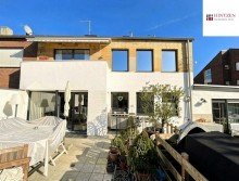 R�ckseite Zweifamilienhaus mit zwei Garagen nahe dem Rhein in Dormagen / St�rzelberg.