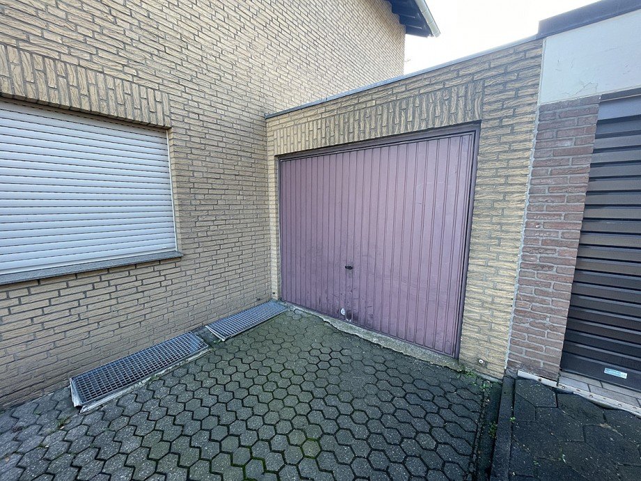 Garage mit Stellpl�tzen davor Etagenwohnung Bergheim