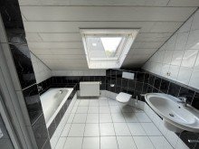 Badezimmer OG F�r Gartenliebhaber individuelle Doppelhaush�lfte in J�chen.