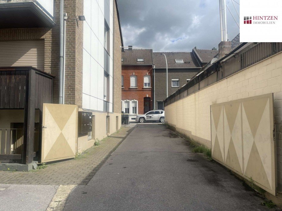 Einfahrt mit Tor Mehrfamilienhaus Grevenbroich
