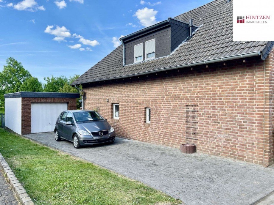 Einfahrt mit Garage Einfamilienhaus J�chen