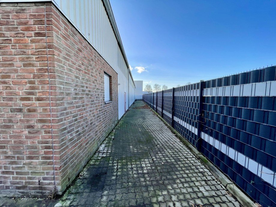 Hinter der Halle Halle Grevenbroich