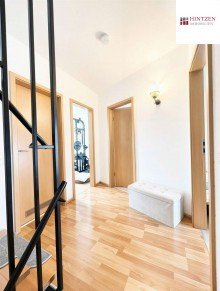 Flur OG Einfamilienhaus mit Garage und Stellpl�tzen in ruhiger Wohnlage von Grevenbroich / Neuenhausen.
