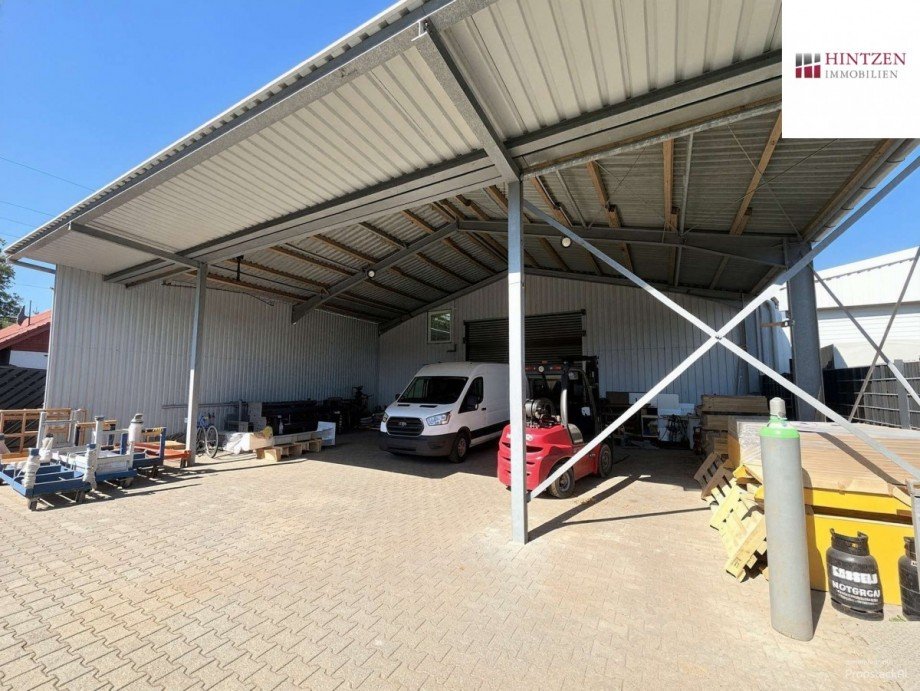 �berdachter Vorplatz Halle Grevenbroich