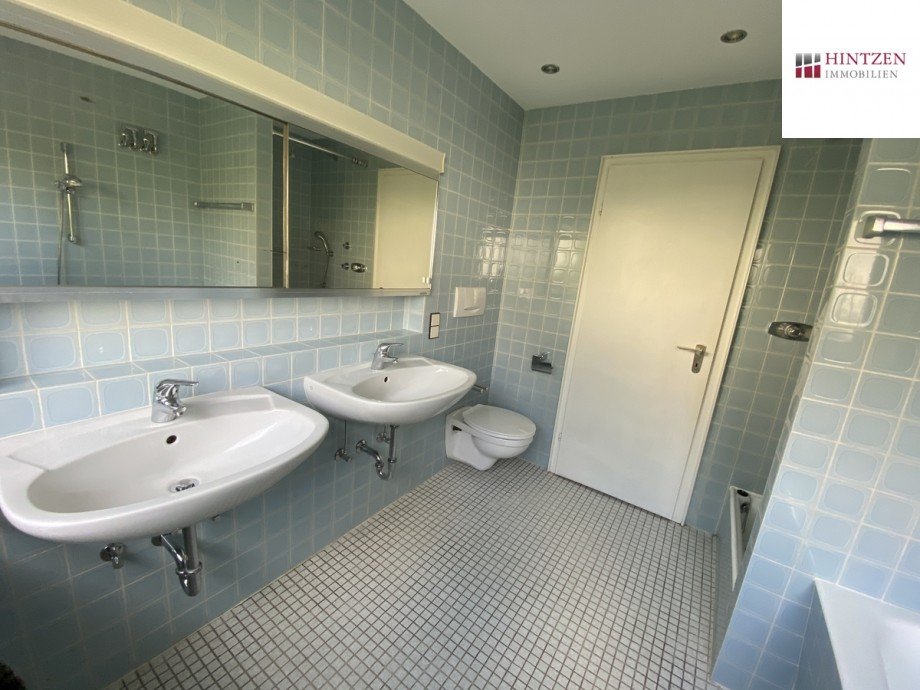 Badezimmer mit Doppelwaschbecken Bungalow Grevenbroich