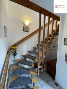 Aufgang Wohnung OG Immobilie in J�chen - Neuenhoven als Zwei oder Einfamilienhaus bewohnbar.