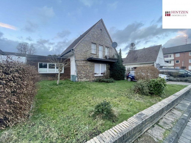 Ansicht Stra�e Grevenbroich - Grevenbroich Mehrfamilienhaus Freistehendes Zweifamilienhaus mit modernem Anbau in zentraler Wohnlage von Grevenbroich - Orken.