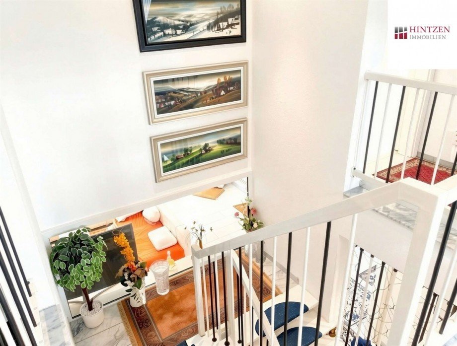 Treppe mit Glasscheibe zum Wohnraum Einfamilienhaus J�chen