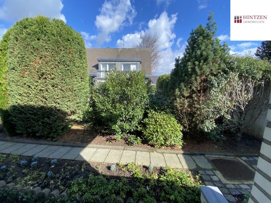 Weg zum Kellerzugang Bungalow Grevenbroich