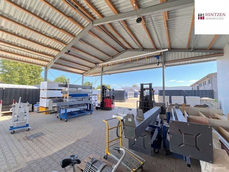 �berdachter Vorplatz Halle Grevenbroich