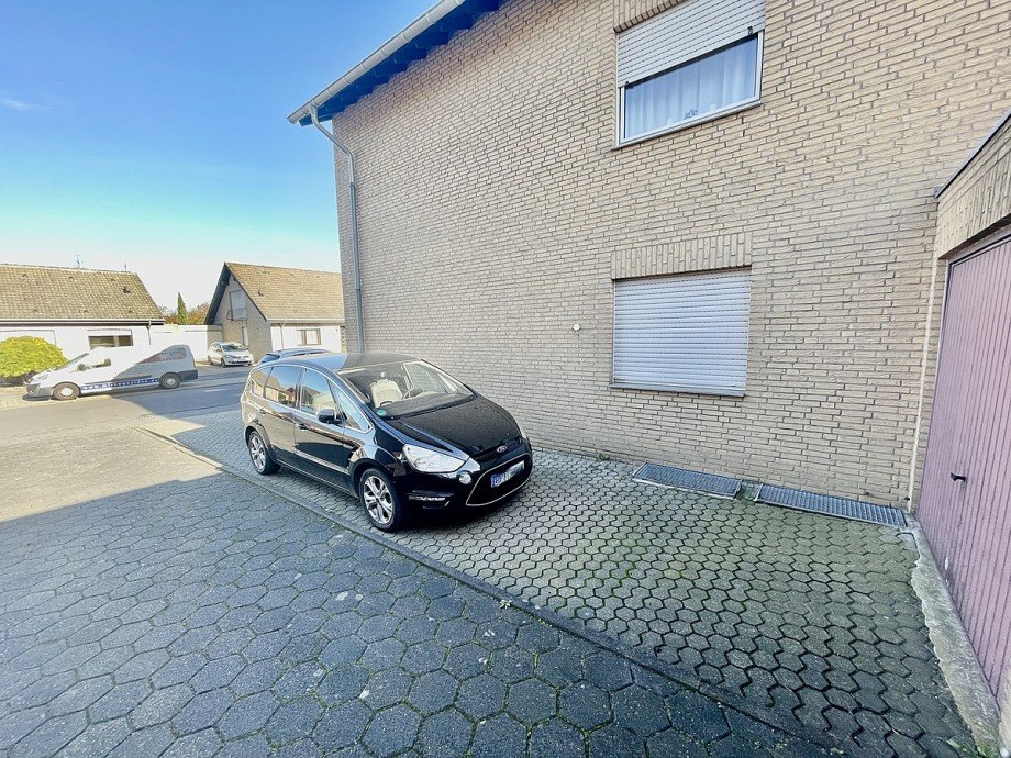 Einfahrt mit Garage Etagenwohnung Bergheim