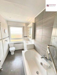 Badezimmer (Wohnung OG) Zweifamilienhaus mit zwei Garagen nahe dem Rhein in Dormagen / St�rzelberg.