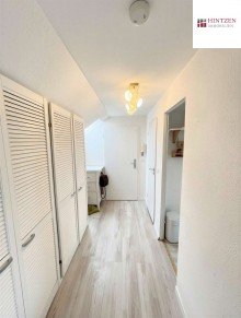 Flur (Wohnung DG) Zweifamilienhaus mit zwei Garagen nahe dem Rhein in Dormagen / St�rzelberg.