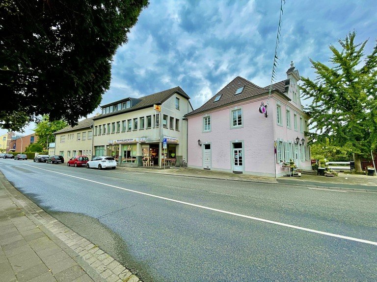Stra�enansicht aller Geb�ude Grevenbroich - Wevelinghoven Wohn- / Gesch�ftshaus Immobilienpaket in bester Lage von Grevenbroich - Wevelinghoven