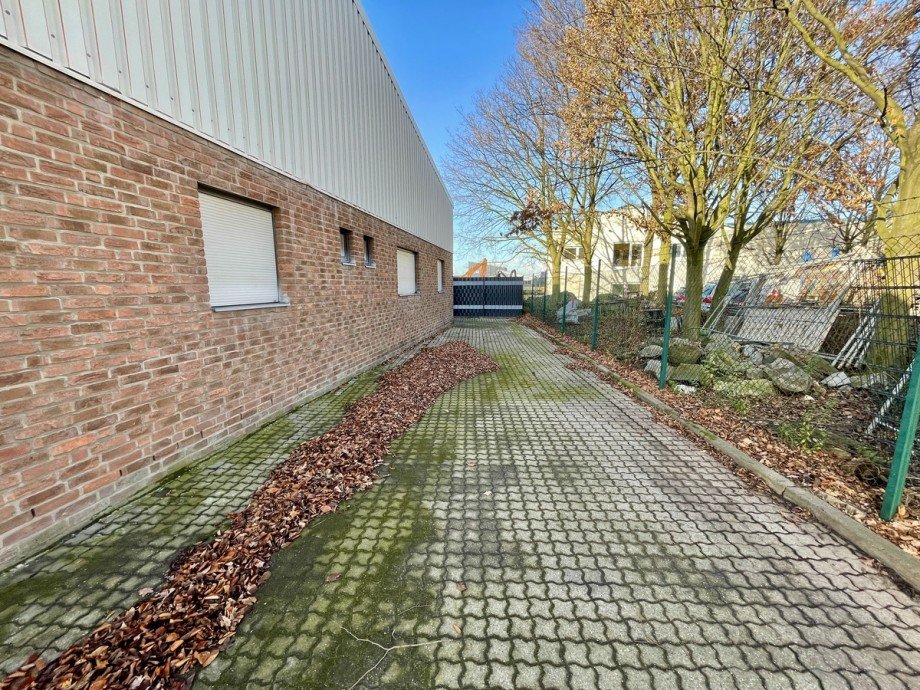 Zugang hinter die Halle Halle Grevenbroich