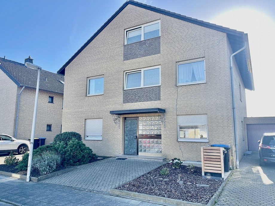 Stra�enansicht Etagenwohnung Bergheim