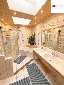 Badezimmer (Wohnung EG) Zweifamilienhaus mit zwei Garagen nahe dem Rhein in Dormagen / St�rzelberg.